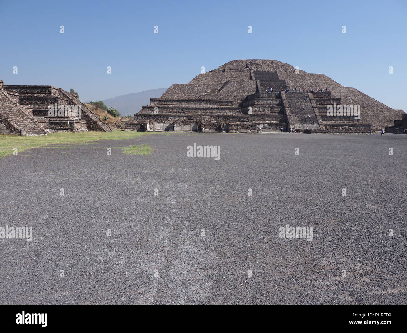 La piramide monumentale della Luna a Teotihuacan rovine visto dal Viale dei Morti vicino a Città del Messico il paesaggio Foto Stock