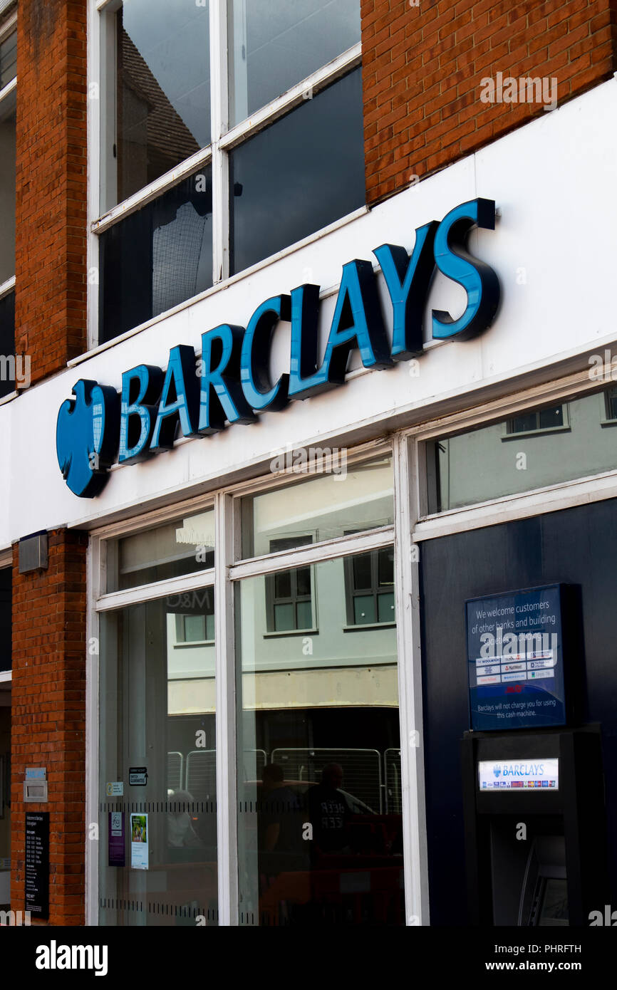 Barclays Bank filiale locale, la multinazionale britannica di investimento e di società di servizi finanziari con sede a Londra Foto Stock
