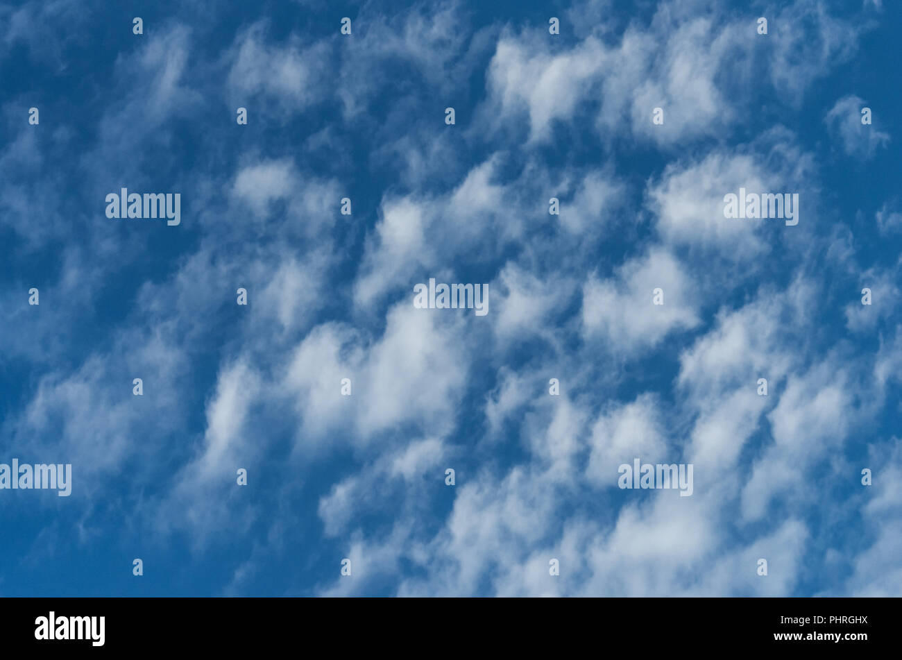 Nuvole e cielo azzurro sfondo. Il design pattern e texture Foto Stock