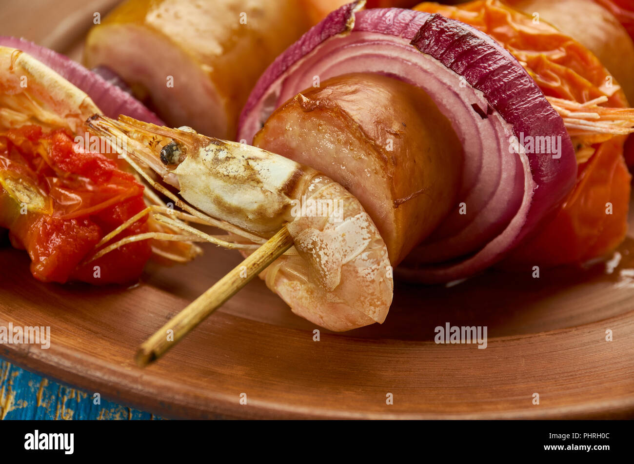 Grigliata di gamberi e Salsicce Andouille spiedini Foto Stock