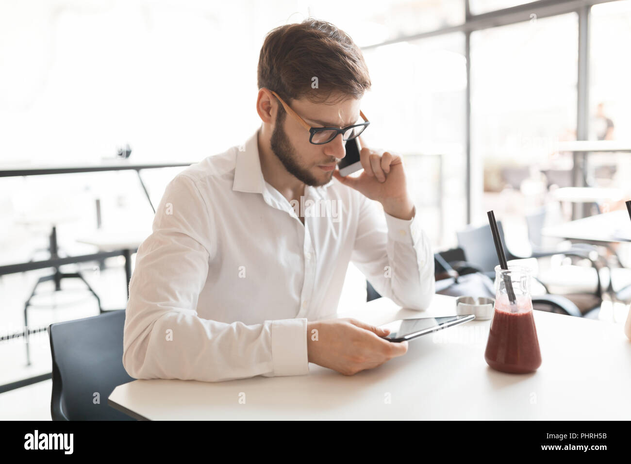Fiducioso imprenditore occupato lavorando su tablet Foto Stock