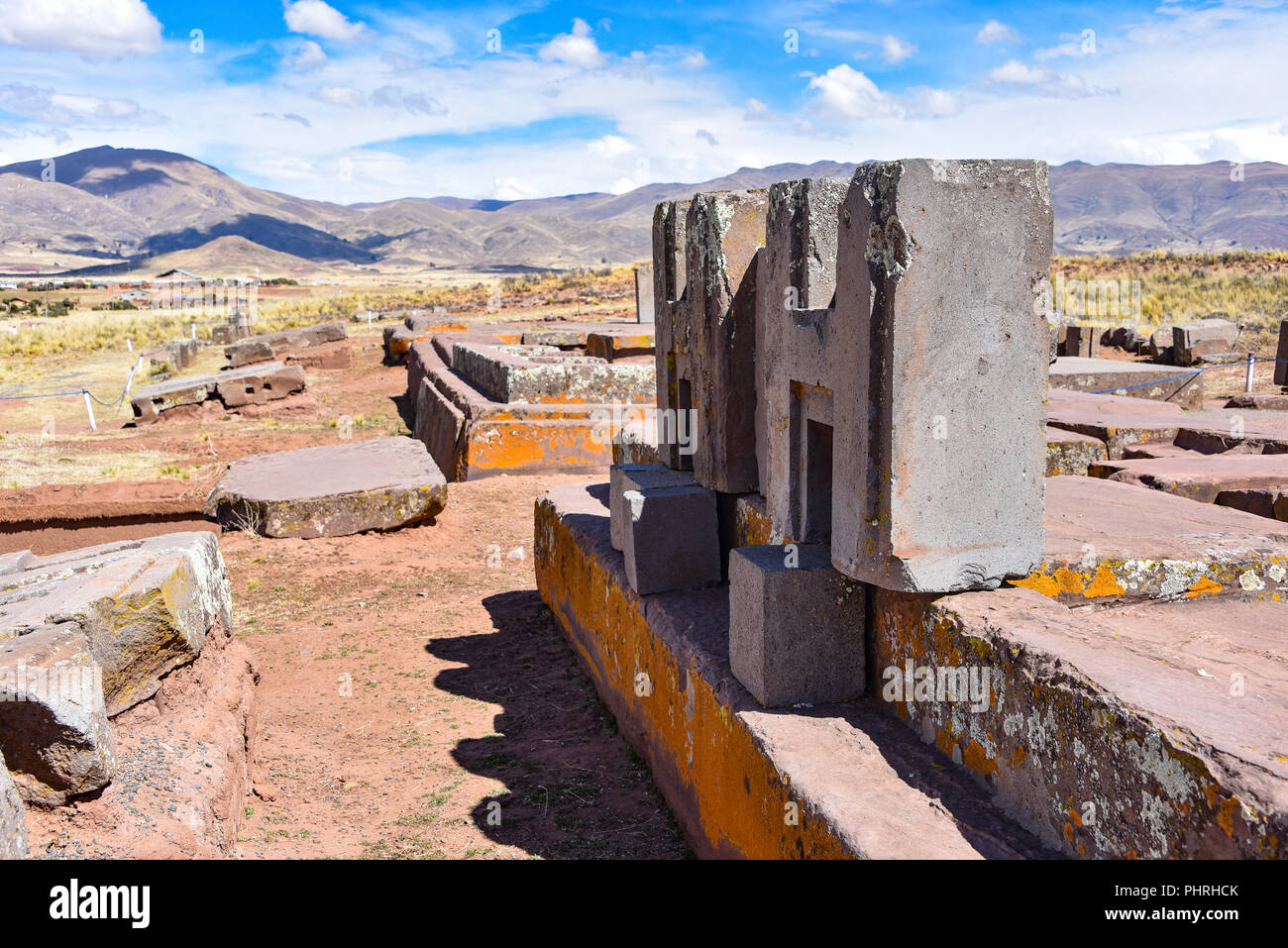 Elaborare il carving in pietra megalitico di Puma Punku, parte di Tiwanaku complesso archeologico, un sito patrimonio mondiale dell'UNESCO vicino a La Paz in Bolivia. Foto Stock Elaborare il carving in pietra megalitico di Puma Punku, parte di Tiwanaku complesso archeologico, un sito patrimonio mondiale dell'UNESCO vicino a La Paz in Bolivia. Foto Stock