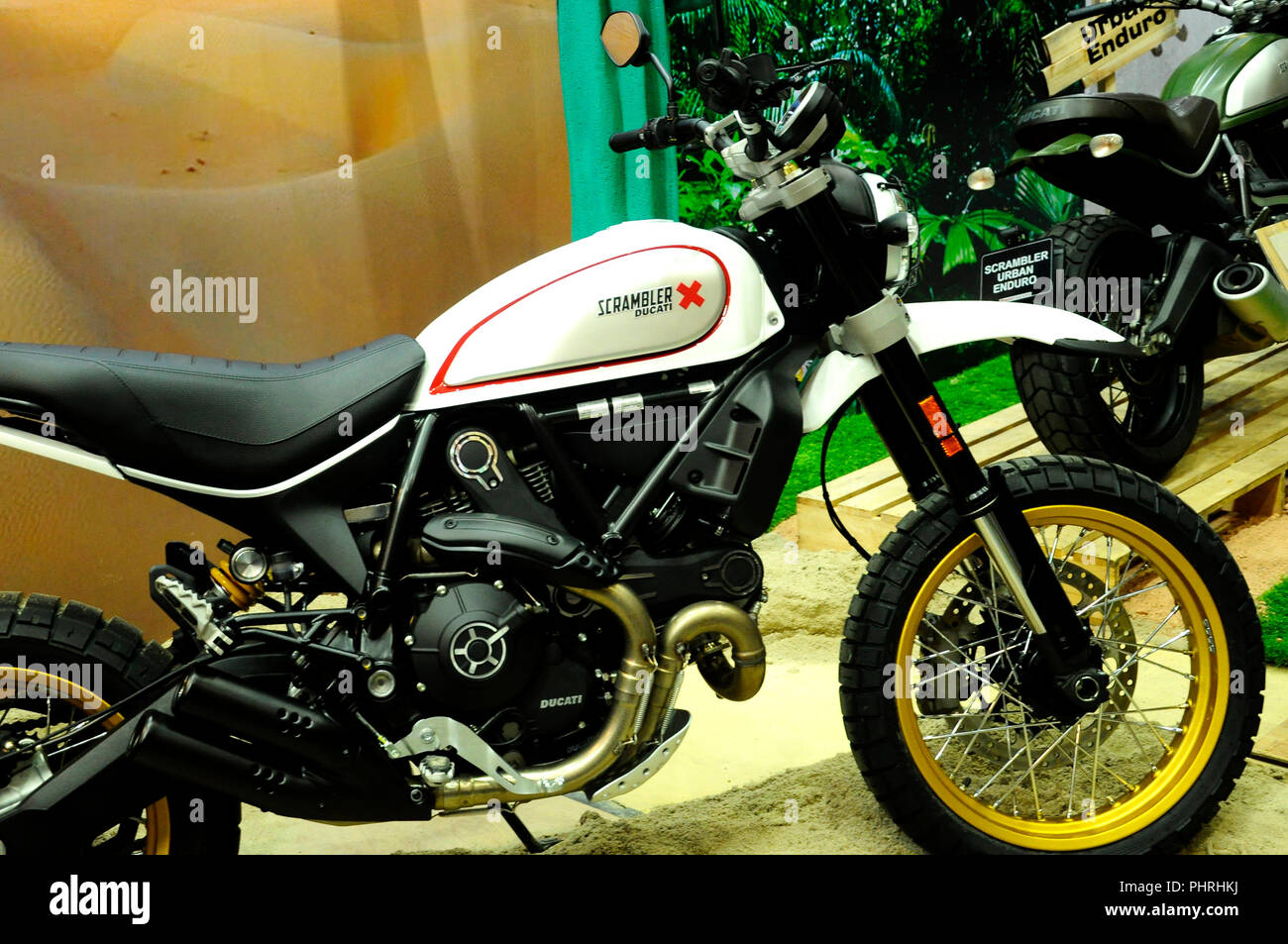 Big bike e moto personalizzate in grandi showroom. Visualizzato alla folla in vendita. Foto Stock