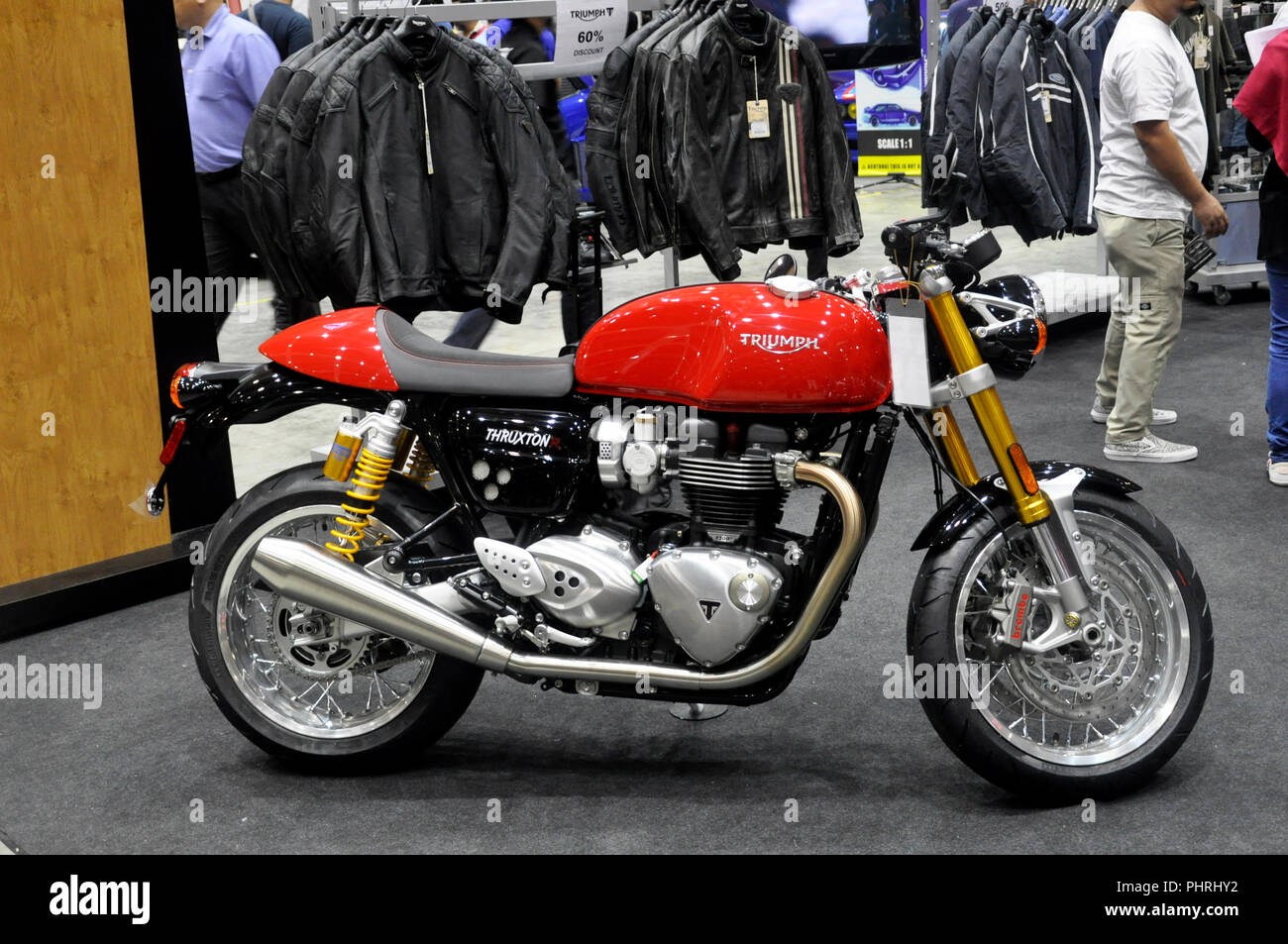 Big bike e moto personalizzate in grandi showroom. Visualizzato alla folla in vendita. Foto Stock