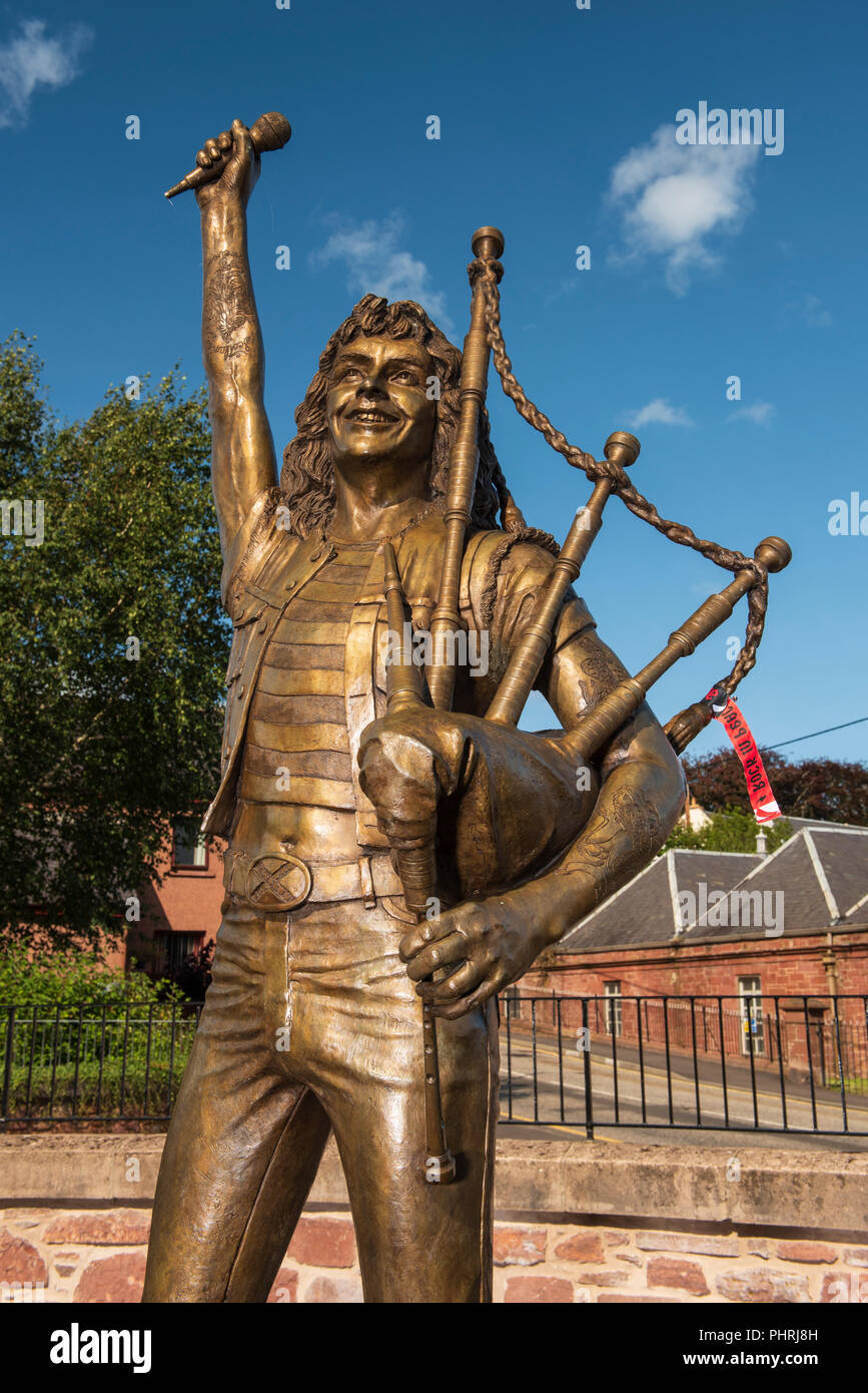 Statua del cantante, Bon Scott, di rock band AC/DC a Kirriemuir, Angus, Scozia. Foto Stock