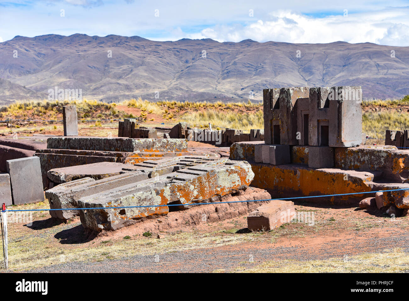 Elaborare il carving in pietra megalitico di Puma Punku, parte di Tiwanaku complesso archeologico, un sito patrimonio mondiale dell'UNESCO vicino a La Paz in Bolivia. Foto Stock Elaborare il carving in pietra megalitico di Puma Punku, parte di Tiwanaku complesso archeologico, un sito patrimonio mondiale dell'UNESCO vicino a La Paz in Bolivia. Foto Stock