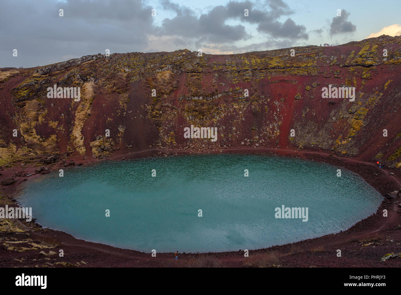 Il cratere di Kerid lago in Islanda la sera Foto Stock