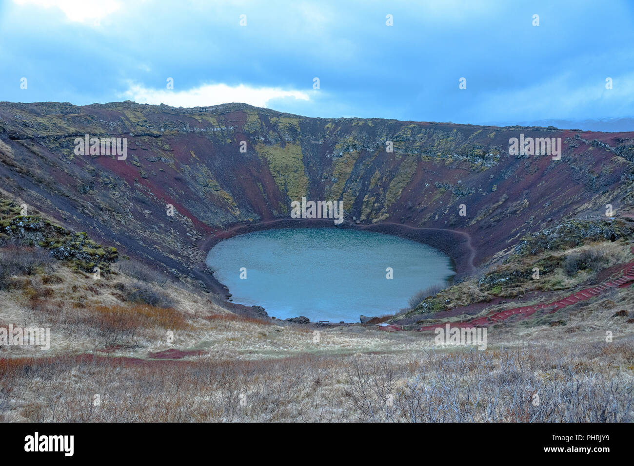 Il cratere di Kerid lago in Islanda la sera Foto Stock