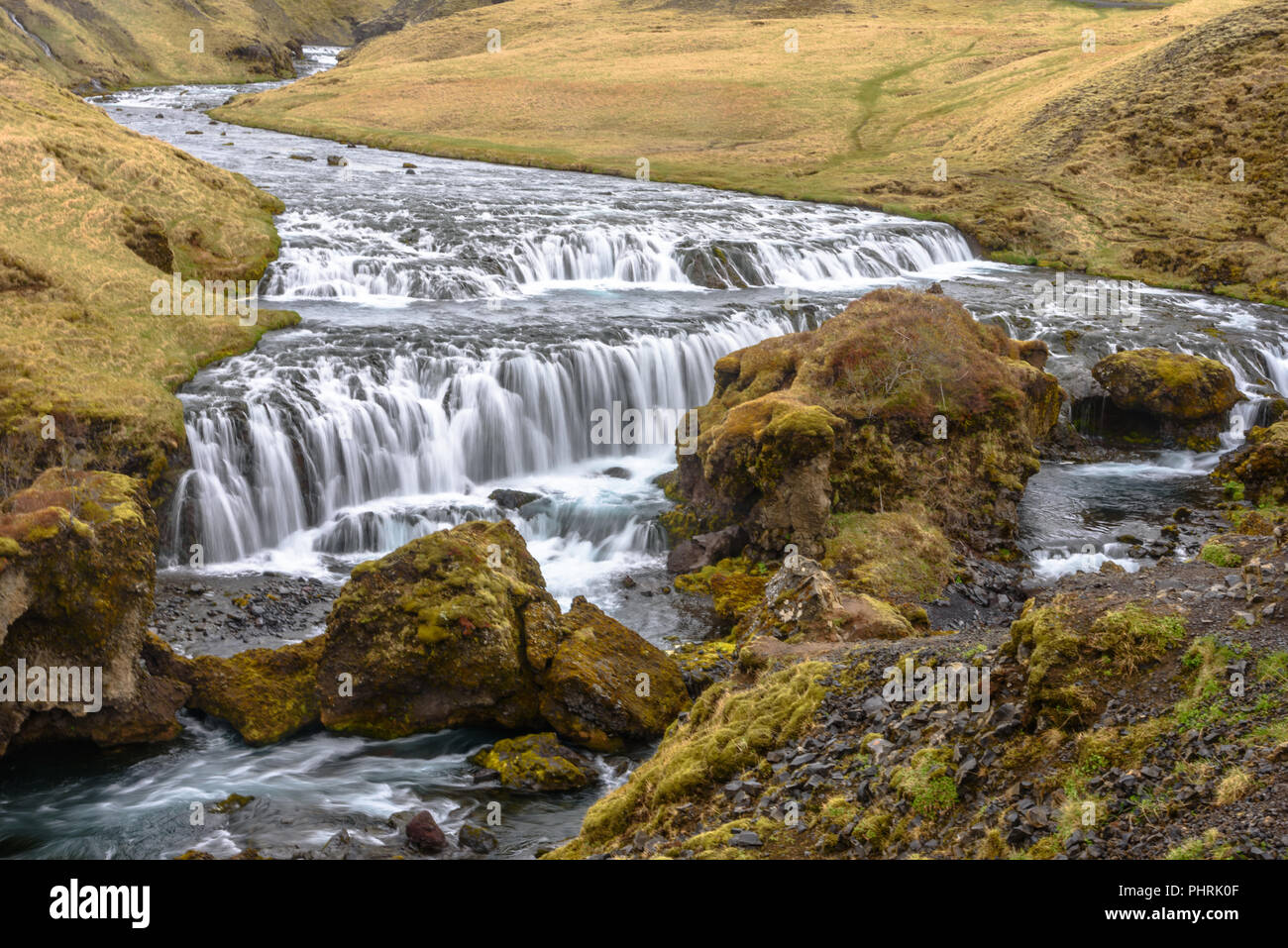 La piccola cascata immediatamente al di sopra della cascata di Skógafoss nel sud dell'Islanda Foto Stock
