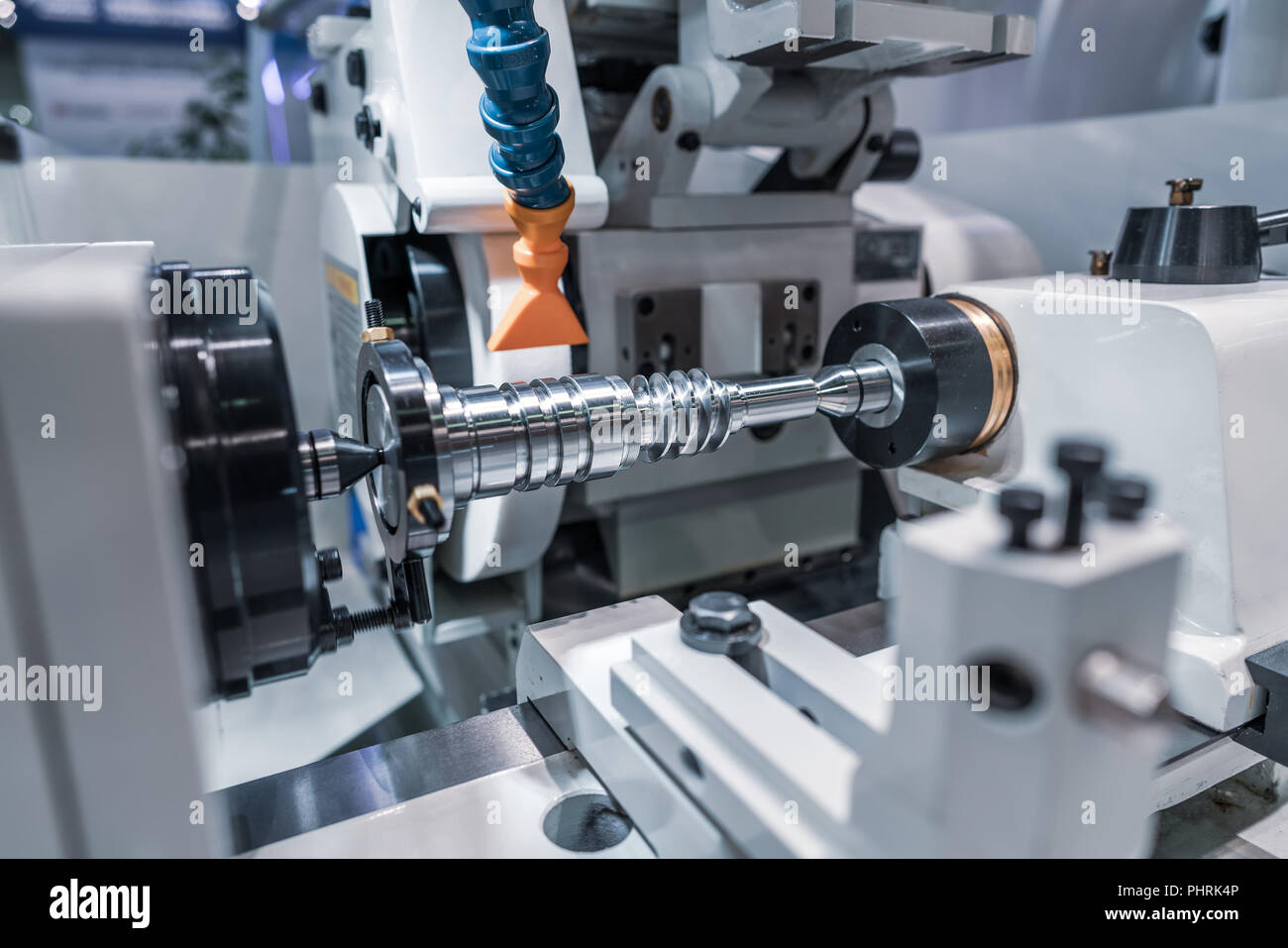 Lavorazione dei metalli macchina CNC. Il taglio di metallo moderna tecnologia di elaborazione. Piccole profondità di campo. Avvertenza - autentica ripresa in avvincenti condit Foto Stock
