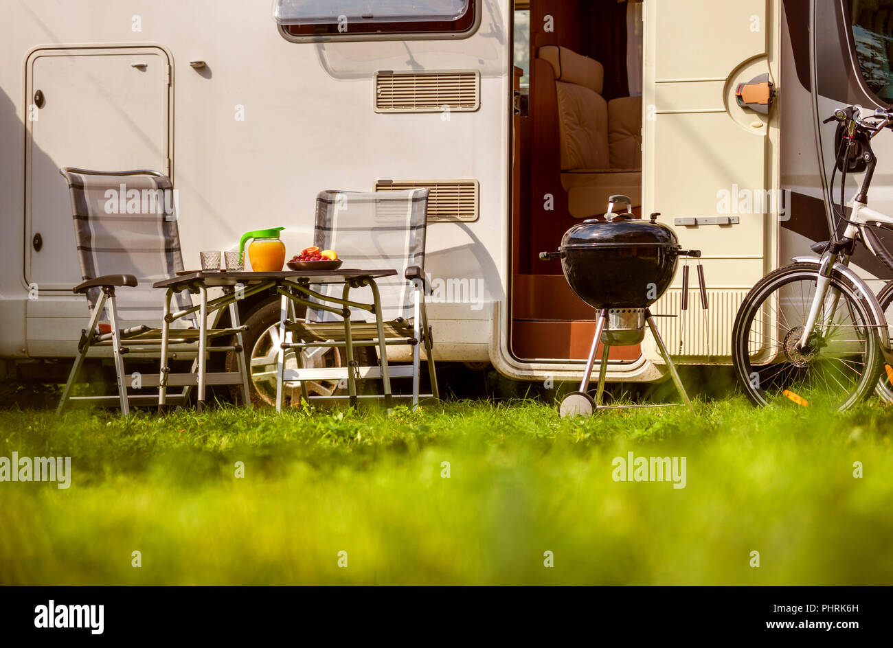 Vacanza per la famiglia travel RV, vacanza in camper, caravan auto vacanza. Pic-nic con barbecue per esterni. Foto Stock