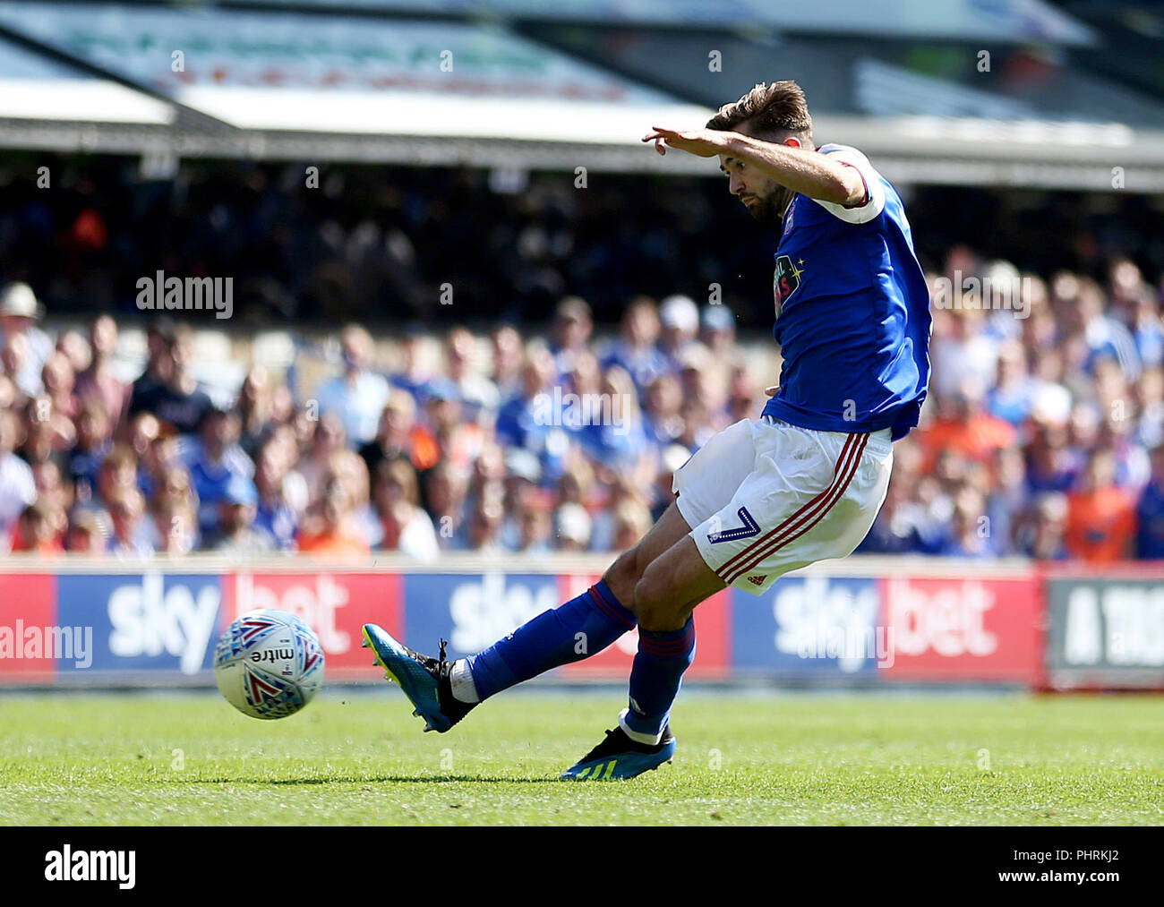 Gwion Edwards di Ipswich Town ha girato al gol durante la partita del campionato Sky Bet a Portman Road, Ipswich. PREMERE ASSOCIAZIONE foto. Data immagine: Domenica 2 settembre 2018. Vedi PA storia CALCIO Ipswich. Il credito fotografico dovrebbe essere: Steven Paston/PA Wire. RESTRIZIONI: Nessun utilizzo con audio, video, dati, elenchi di apparecchi, logo di club/campionato o servizi "live" non autorizzati. L'uso in-match online è limitato a 120 immagini, senza emulazione video. Nessun utilizzo nelle scommesse, nei giochi o nelle pubblicazioni di singoli club/campionati/giocatori. Foto Stock