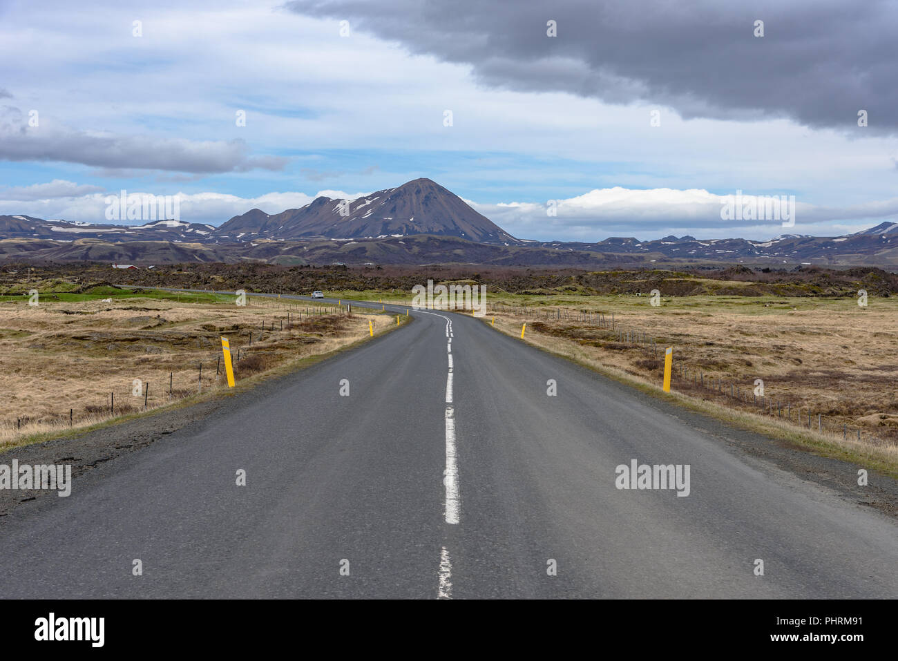 La strada aperta su Myvatnsvegur nel nord dell'Islanda Foto Stock