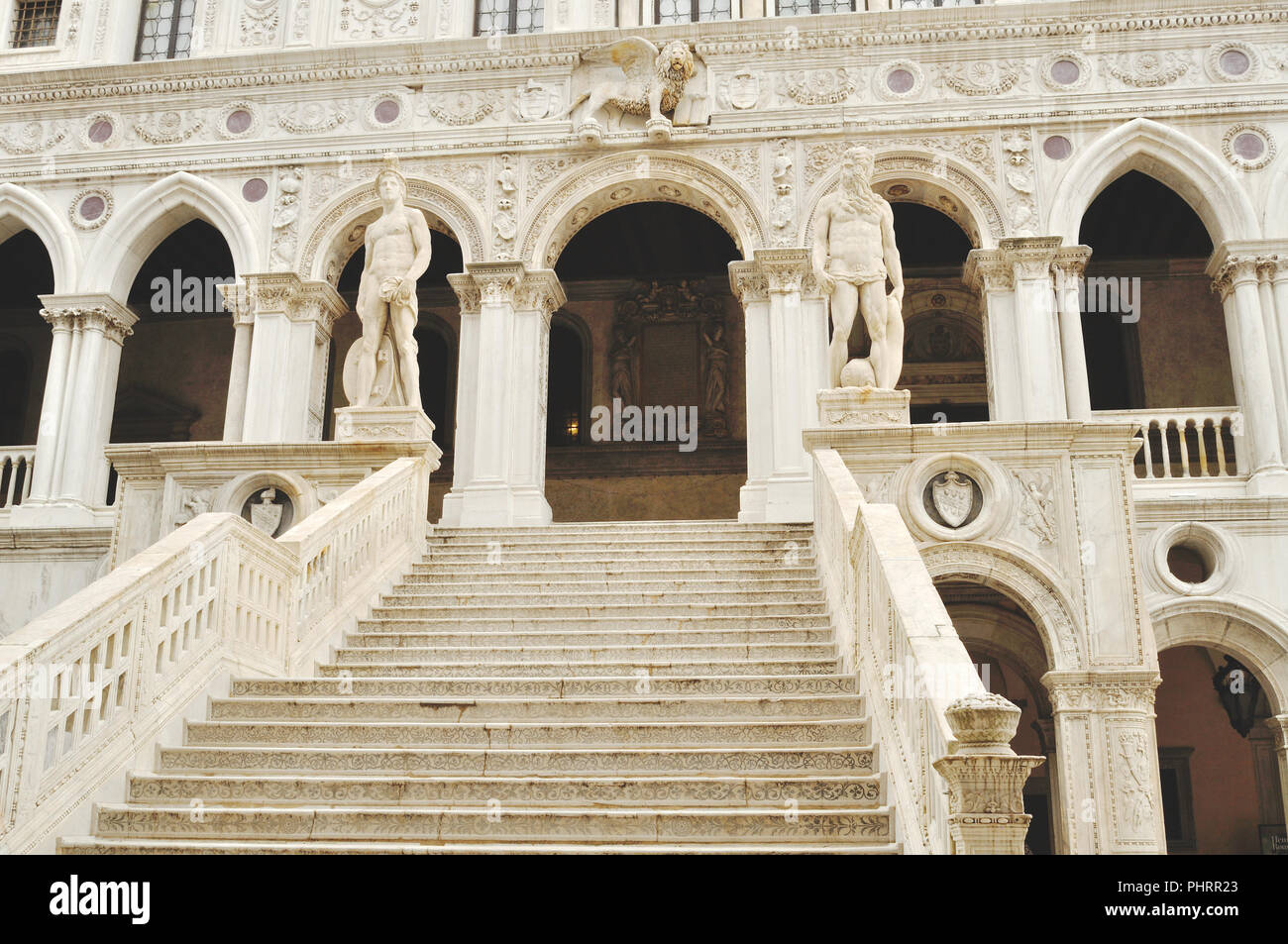 Scalinata che conduce dal cortile di Palazzo Ducale a Venezia Foto Stock