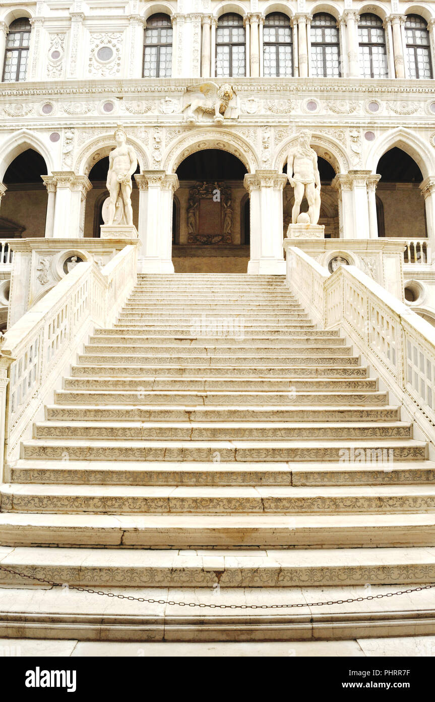 Scalinata che conduce dal cortile di Palazzo Ducale a Venezia Foto Stock