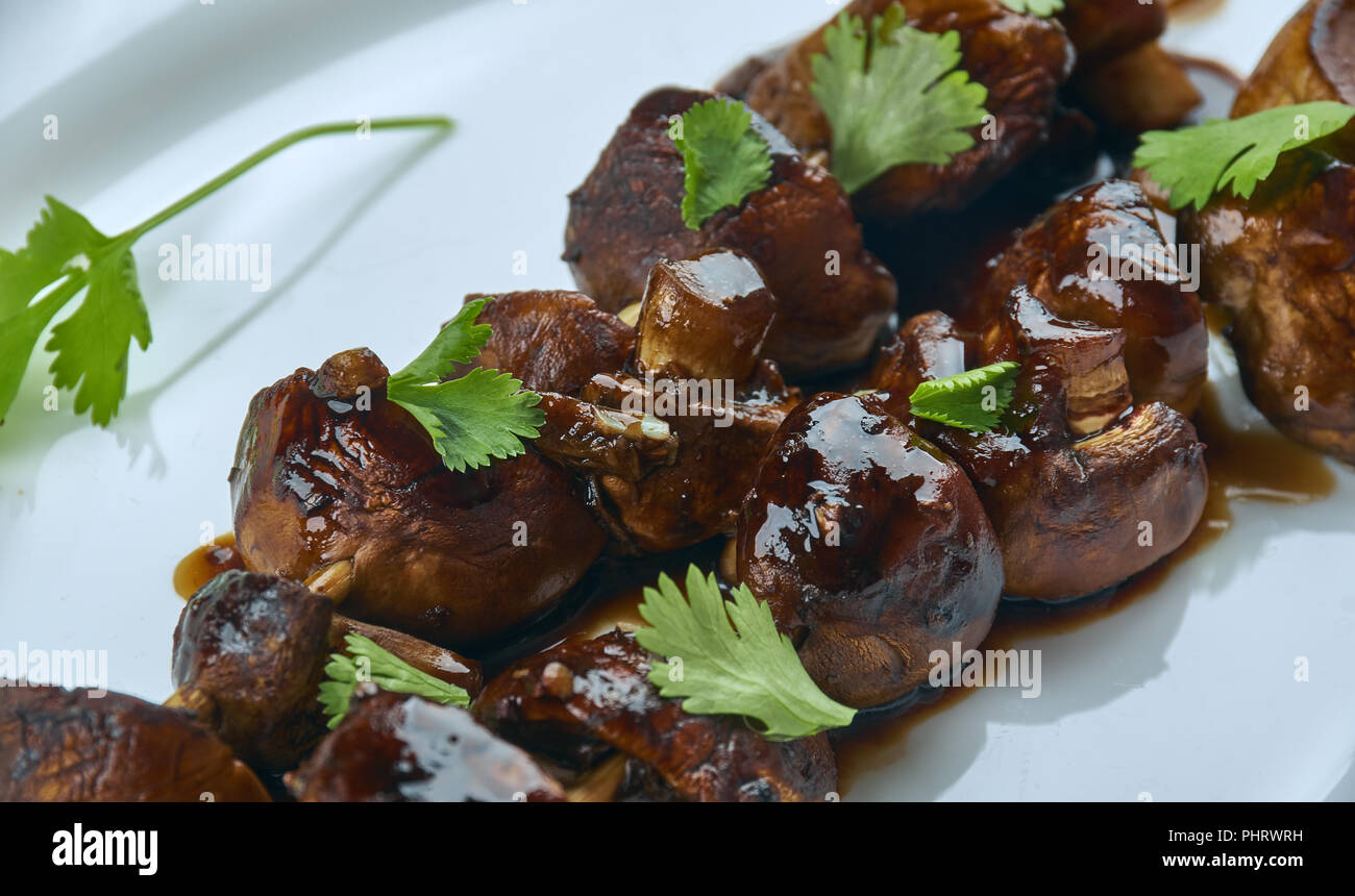 Aglio balsamico grigliate spiedini di funghi Foto Stock