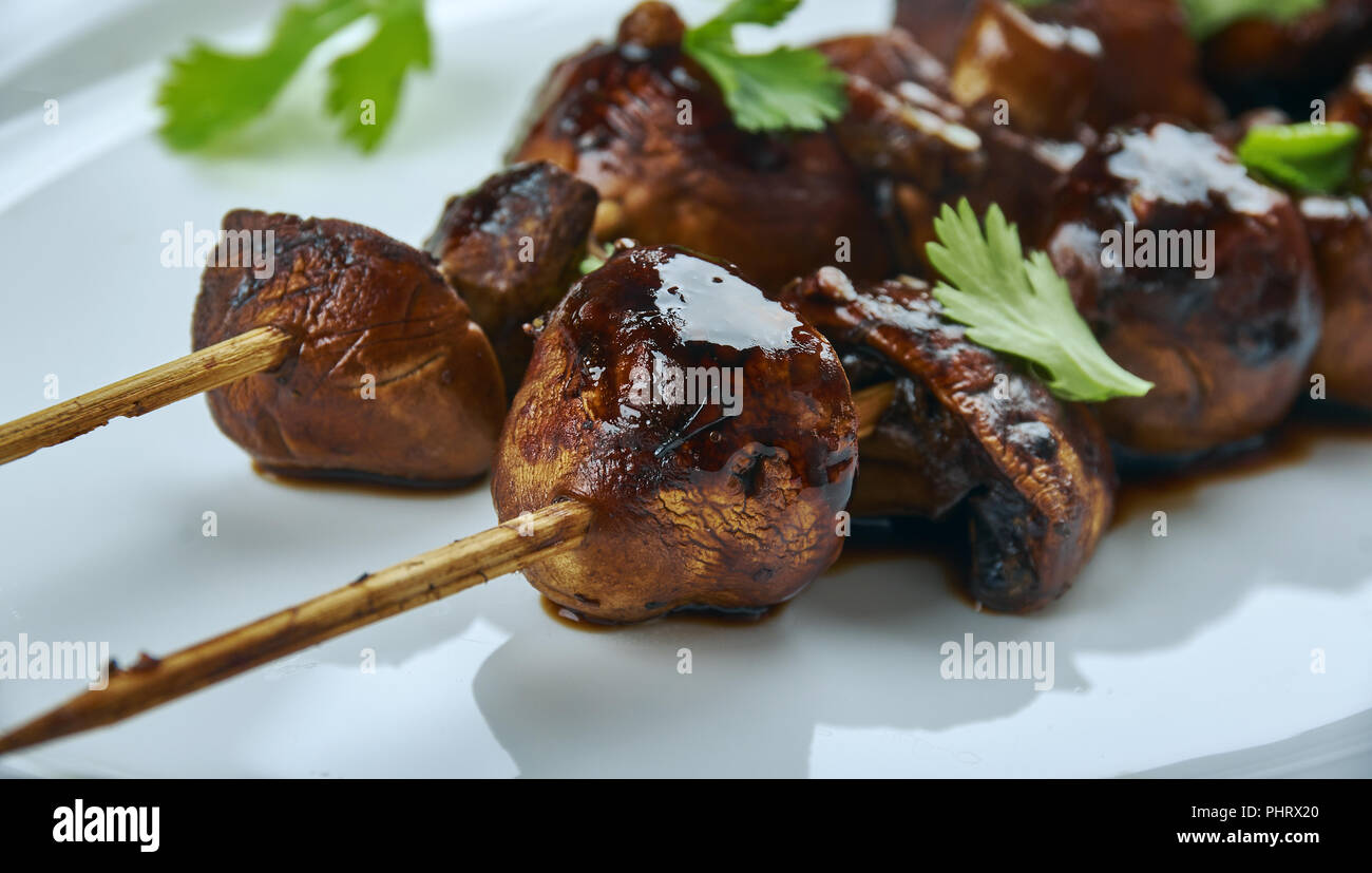 Aglio balsamico grigliate spiedini di funghi Foto Stock