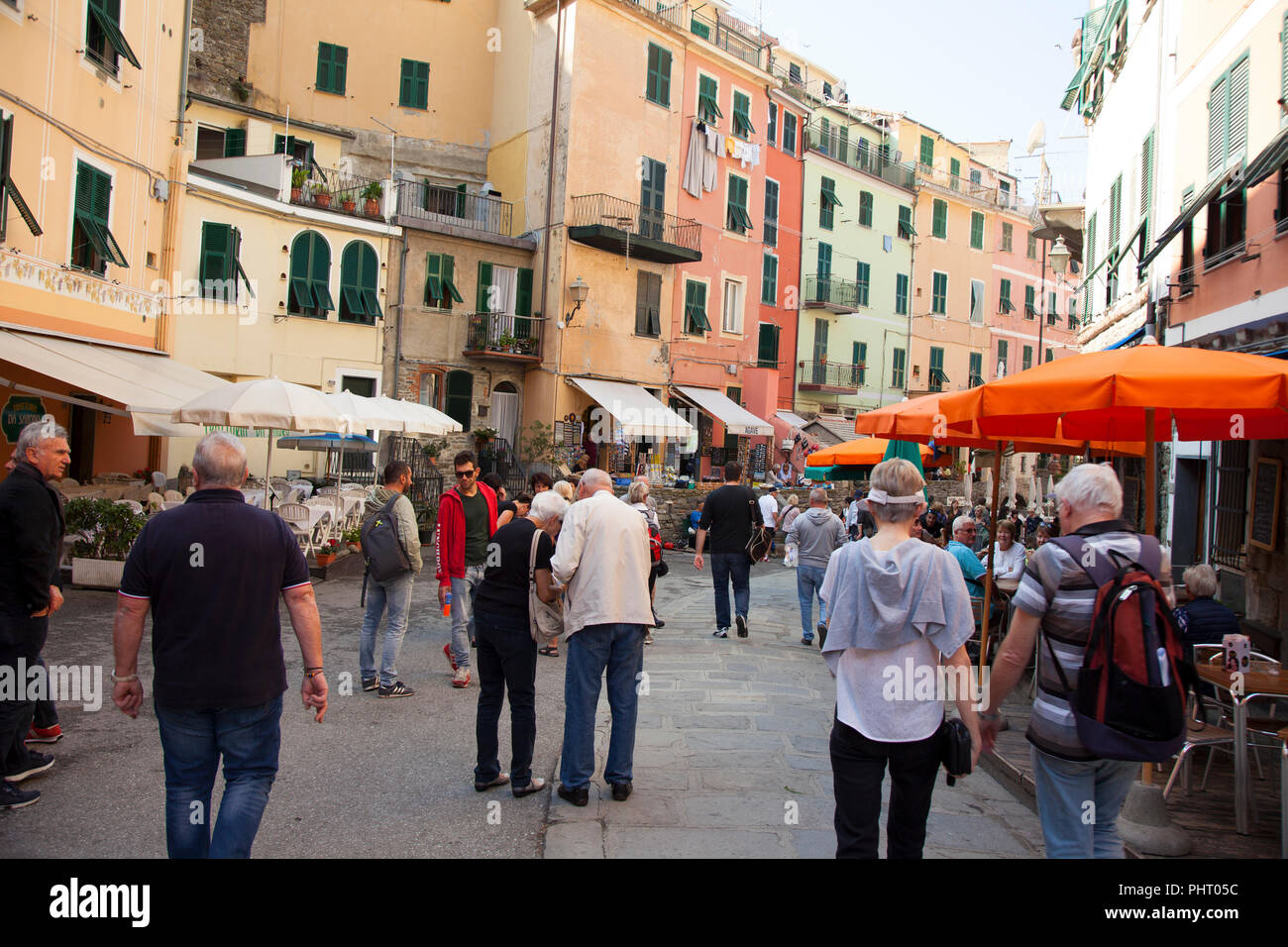 Vernazza Italia Main Street nella città che attrae molti turisti per i suoi negozi, i negozi e gli edifici colorati Piazza Marconi è l'attraente seasid Foto Stock
