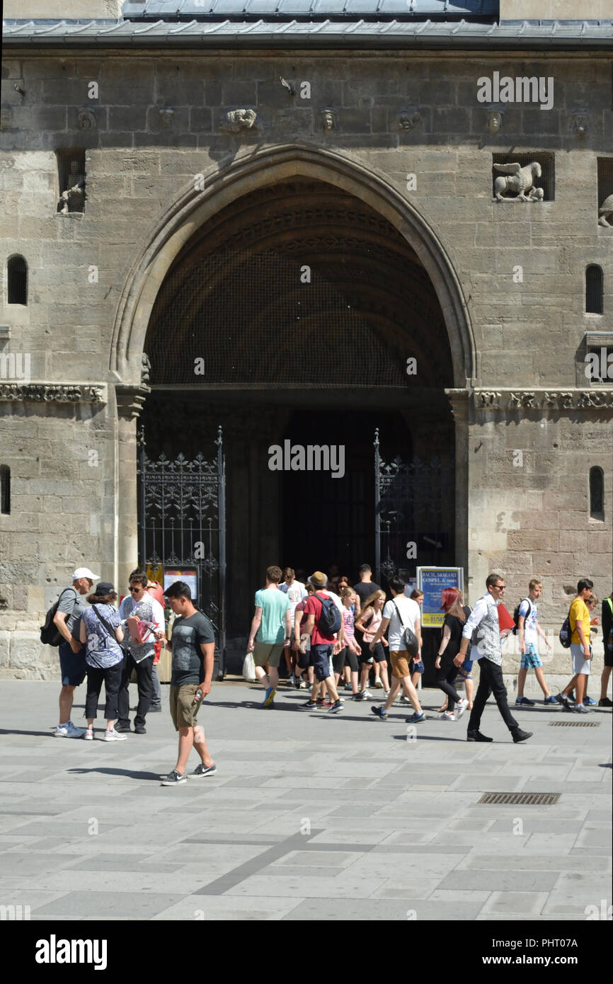 La gente di fronte al portale principale del Duomo di Santo Stefano in piazza del Duomo di Santo Stefano a Vienna - Austria Foto Stock