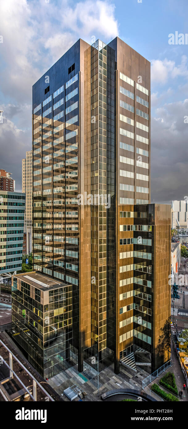 Rotterdam, Paesi Bassi, 31 agosto 2018: Serata sole risplende sulla ex Robeco tower, furute Allianz tower, architetto Quist Wim, 1991 Foto Stock