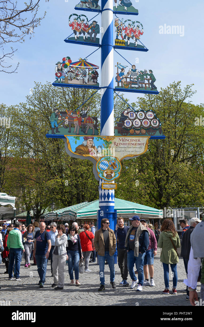 Maibaum, Viktualienmakt, Monaco di Baviera, Deutschland Foto Stock