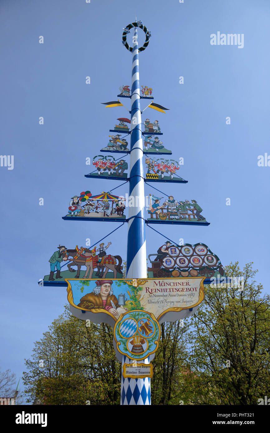 Maibaum, Viktualienmakt, Monaco di Baviera, Deutschland Foto Stock