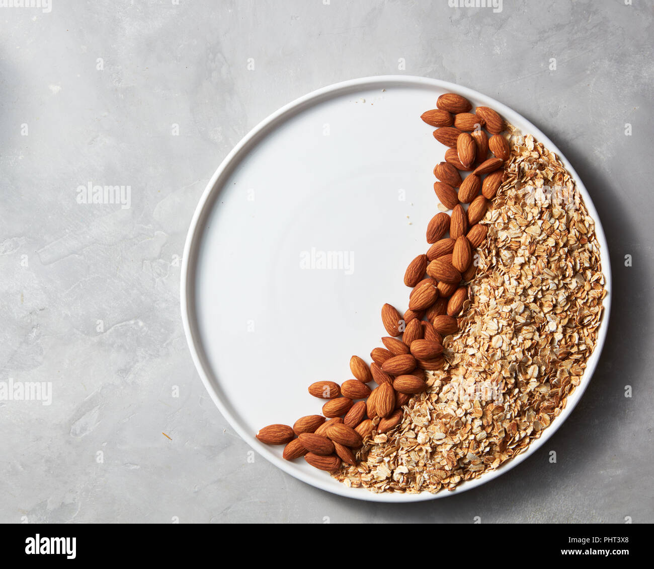 Ingredienti per fatti in casa di muesli fiocchi d'avena in una piastra Foto Stock