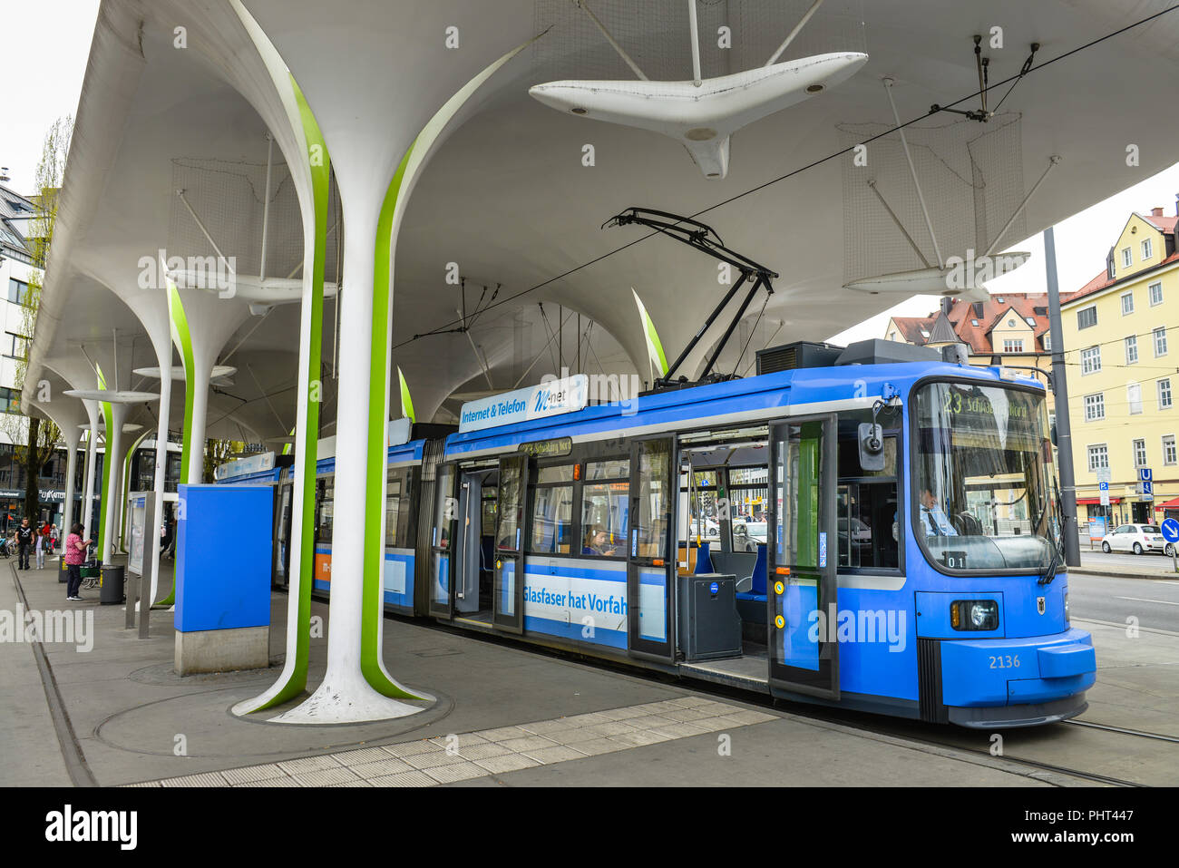 Il Tram, Bahnhof Muenchner Freiheit, Monaco di Baviera, Deutschland Foto Stock