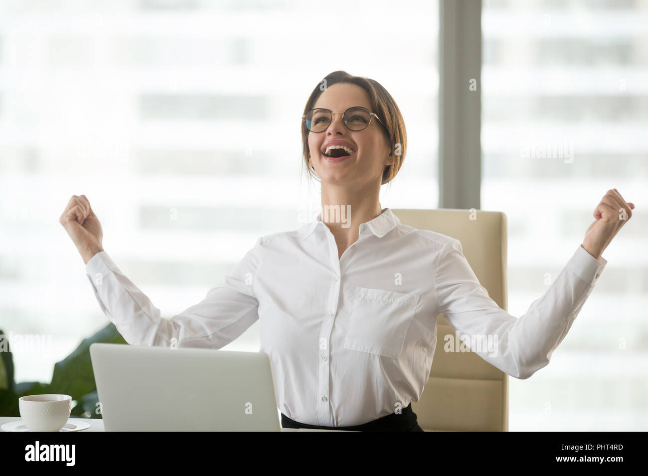 Emozionato fiducioso imprenditrice vincitore celebrando la vittoria godere Foto Stock