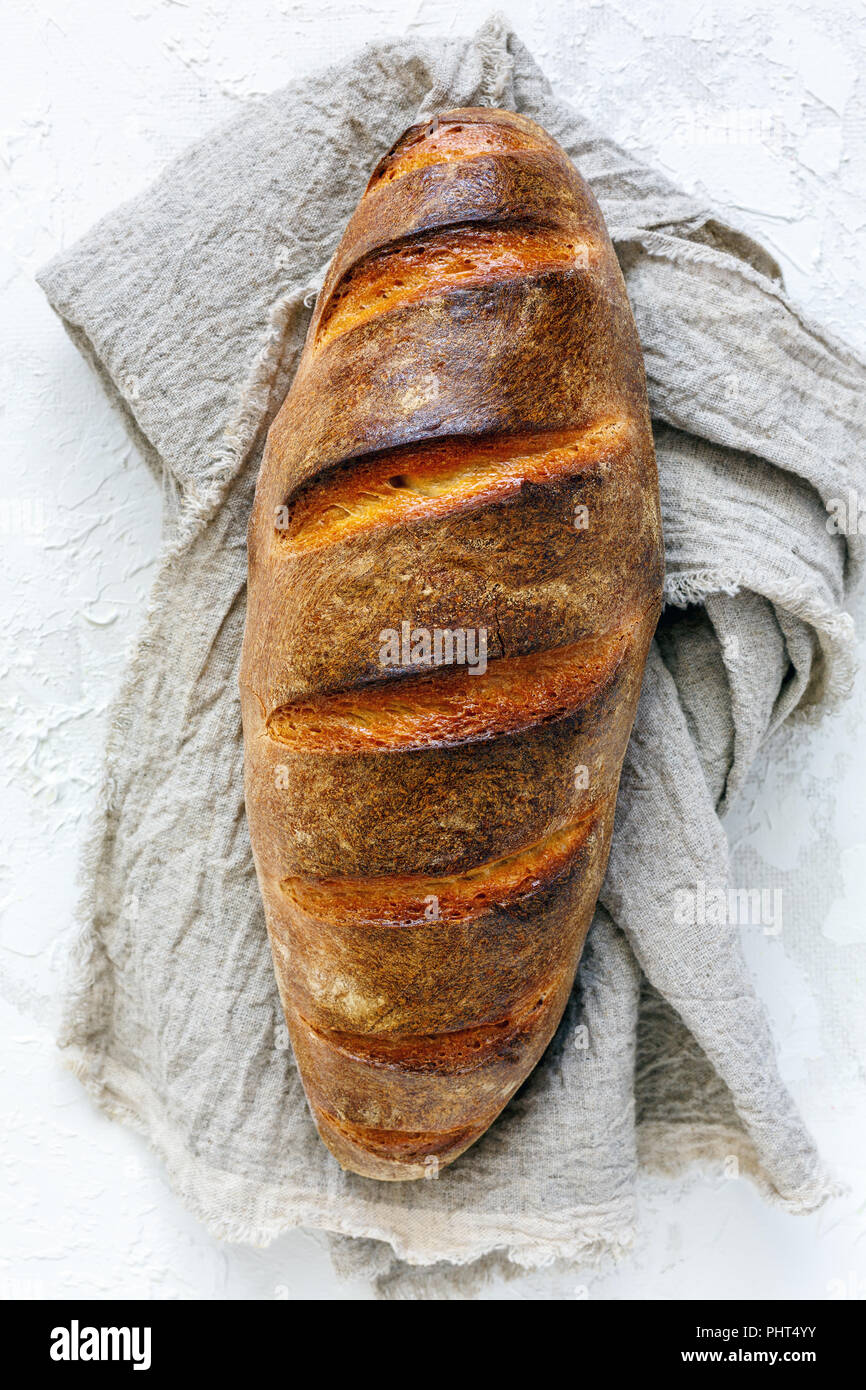 Pane appena sfornato artigianale di focaccia di farina di frumento. Foto Stock