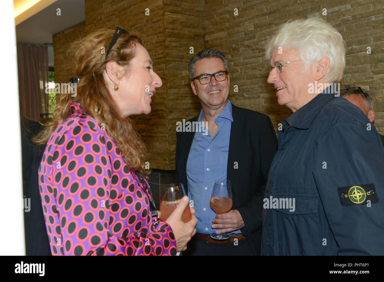 Direttore del Festival Diana Iljine colloqui con Jean-Jaques Annaud ad un ricevimento di Filmfest München 2015 Foto Stock