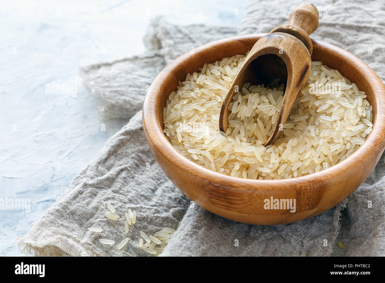 Cotto a vapore lungo il riso in una ciotola di legno. Foto Stock