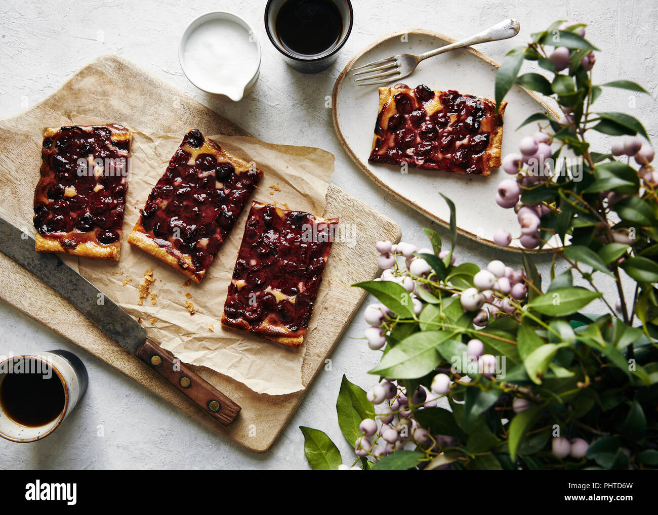 Pausa caffè con ciliege acide tart. Foto Stock