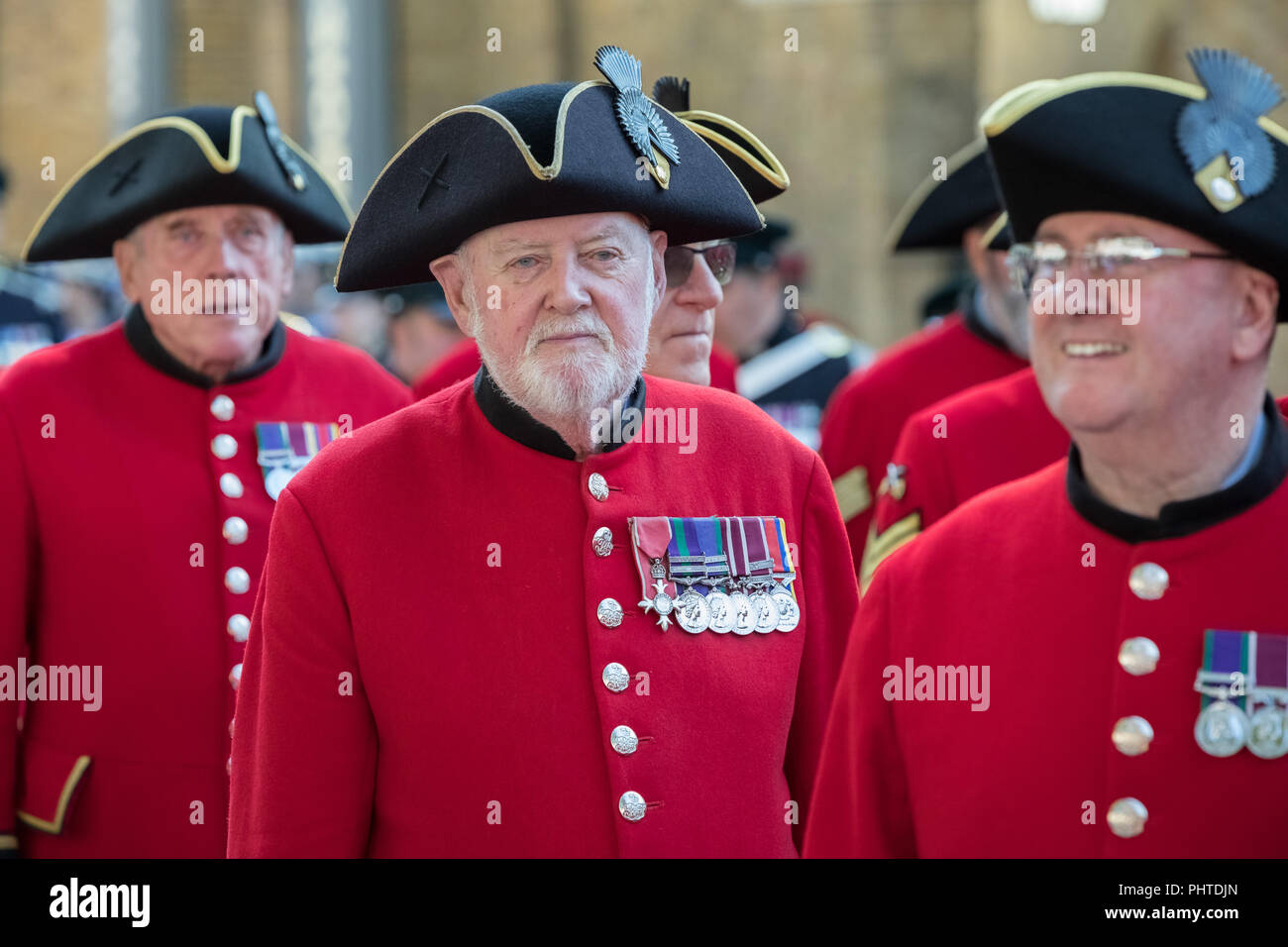 Chelsea pensionati marzo su King's Road a Londra per commemorare la fine della Prima Guerra Mondiale. Foto Stock