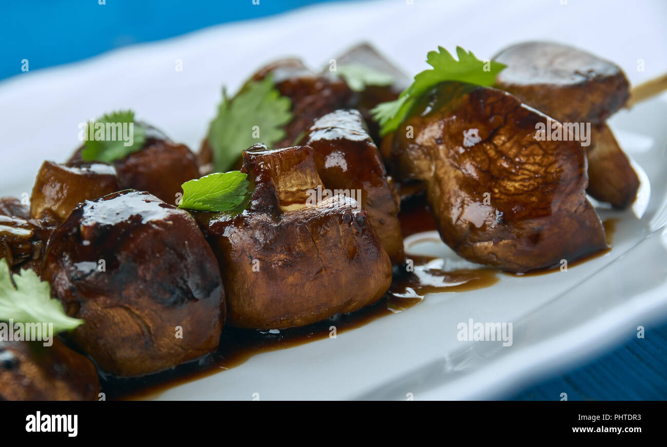 Aglio balsamico grigliate spiedini di funghi Foto Stock