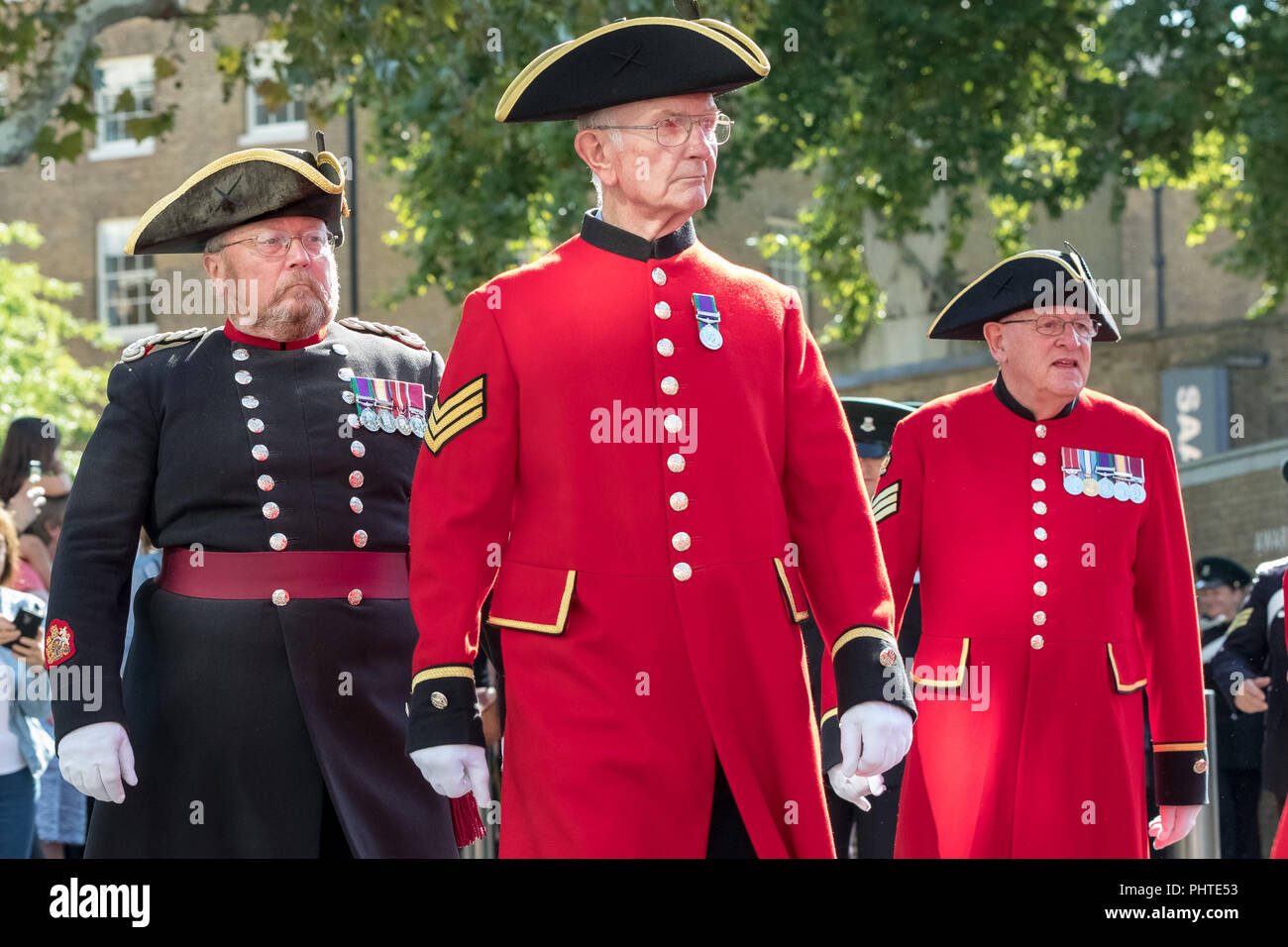 Chelsea pensionati marzo su King's Road a Londra per commemorare la fine della Prima Guerra Mondiale. Foto Stock