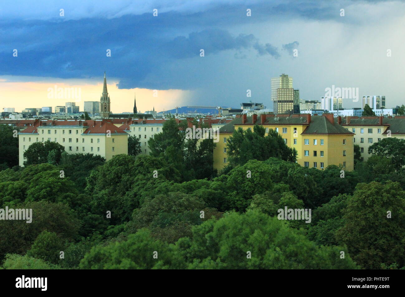 Splendida vista sullo skyline di Vienna su una serata di tempesta Foto Stock
