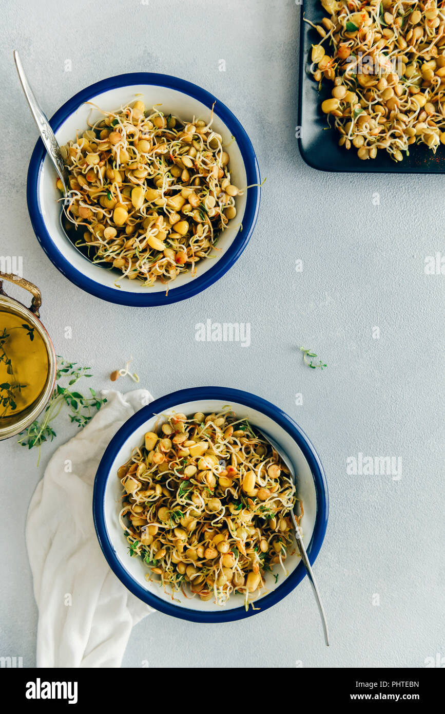 Spicy germogliato di lenticchie con mais servita in due ciotole bianco Foto Stock