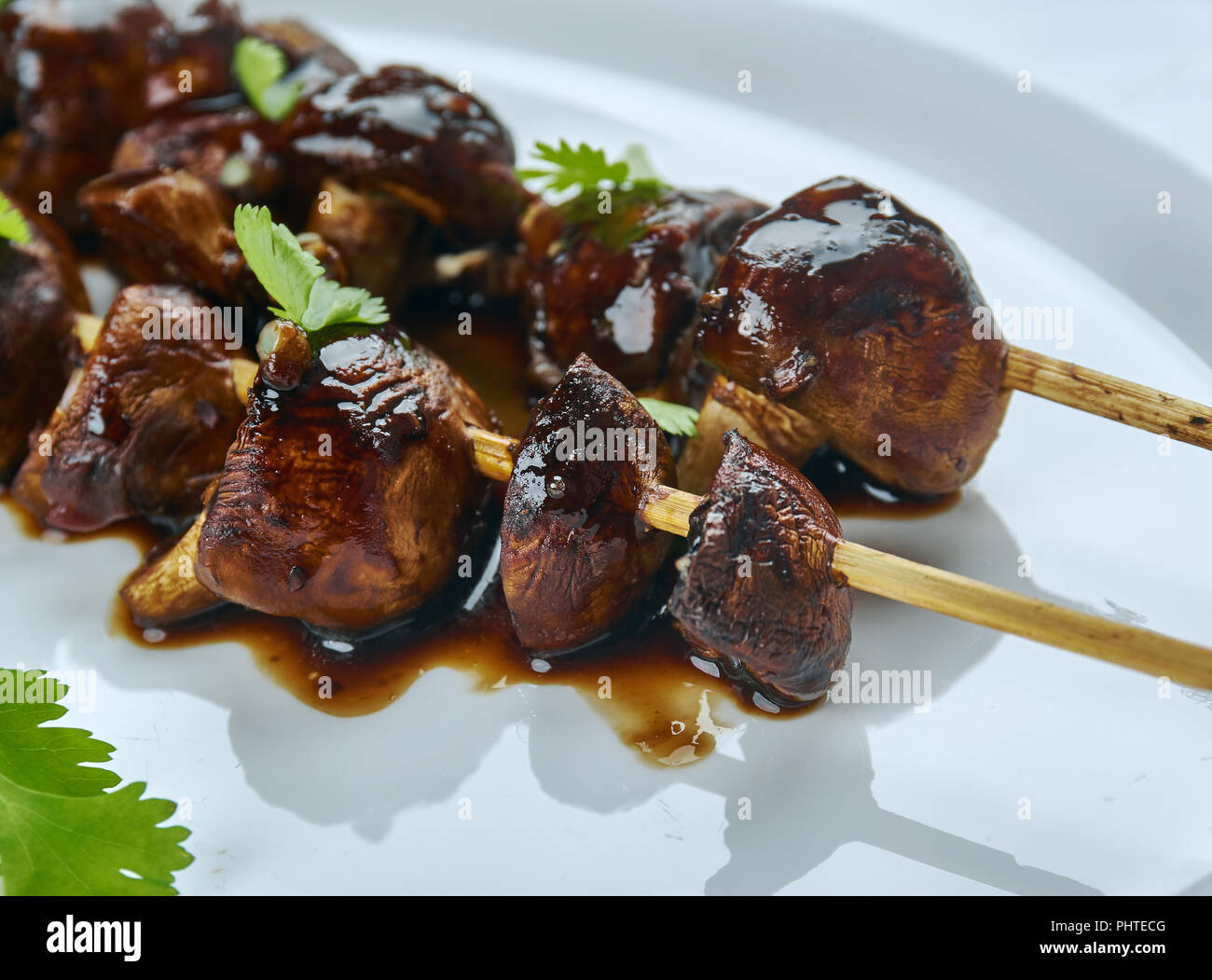 Aglio balsamico grigliate spiedini di funghi Foto Stock