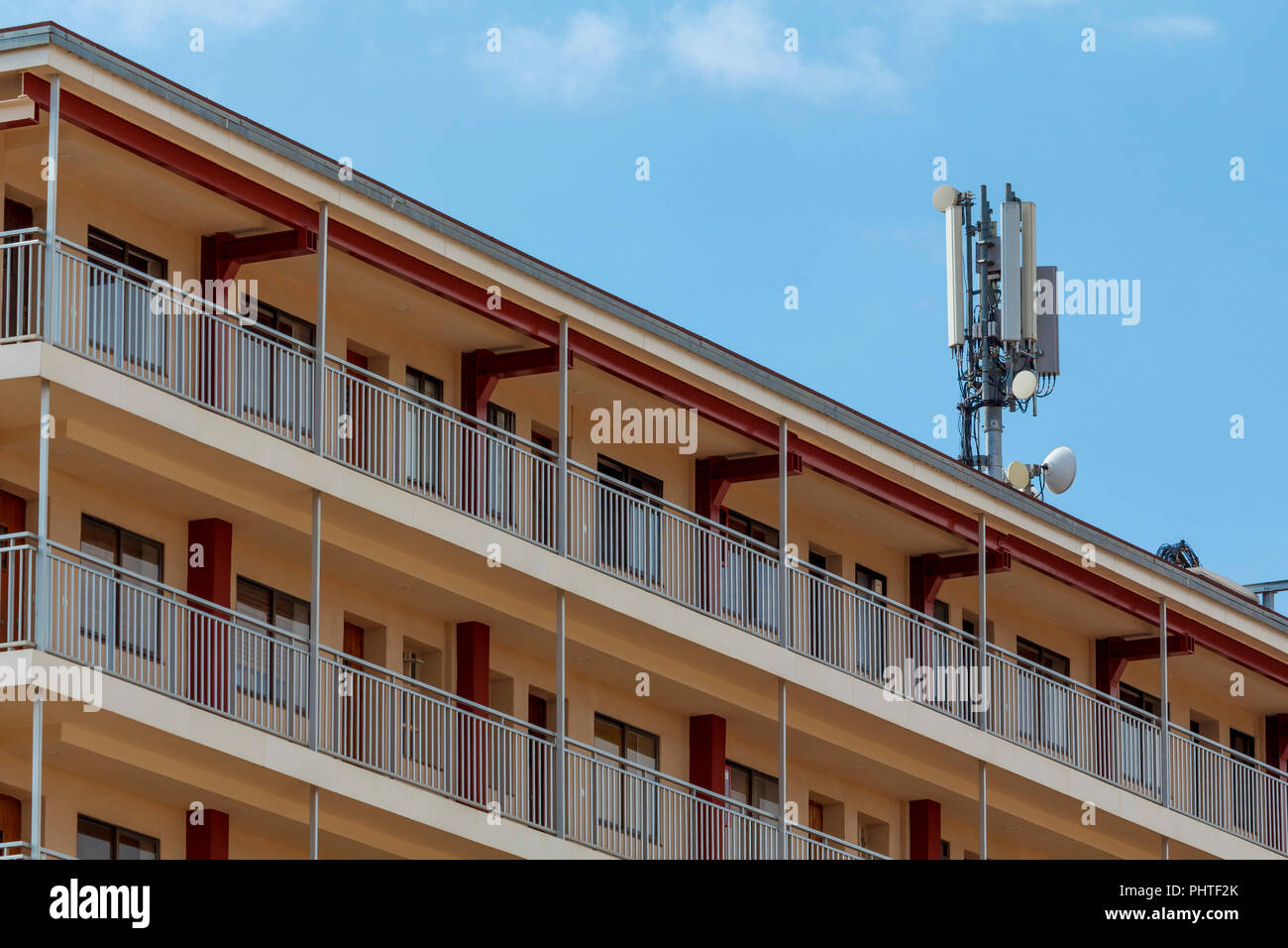 Telecomunicazioni e antenne di telefonia mobile in un tetto di un edificio Foto Stock