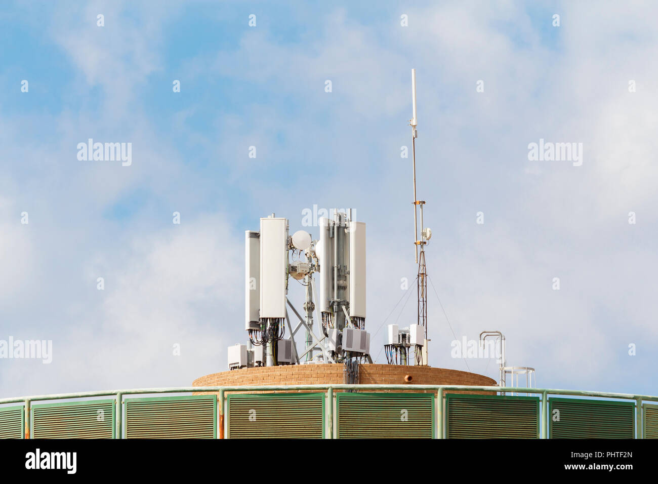 Antenne di telefonia mobile nella parte superiore di un edificio Foto Stock