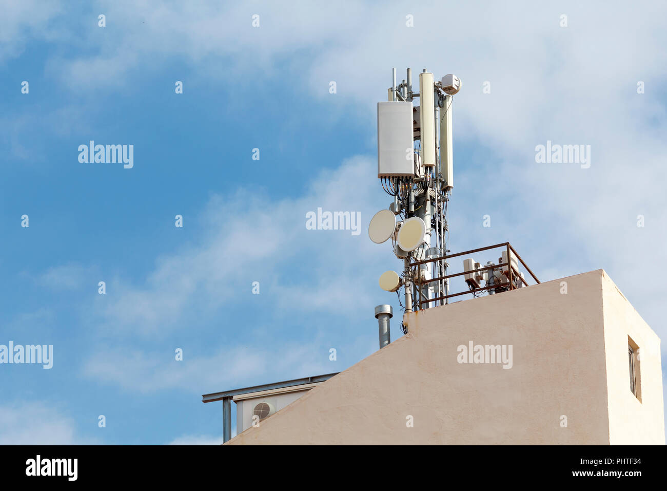 Antenne di telefonia mobile nella parte superiore di un edificio Foto Stock