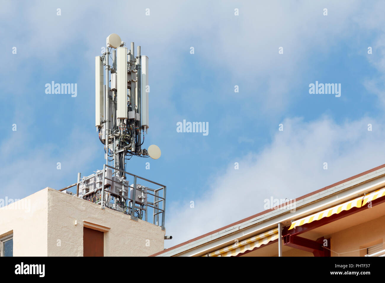 Antenne di telefonia mobile nella parte superiore di un edificio Foto Stock