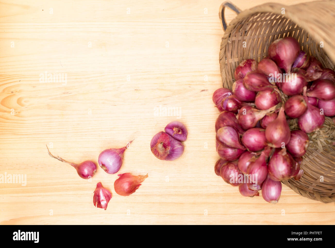 Cipolla rossa o scalogno nel cesto in legno Foto Stock