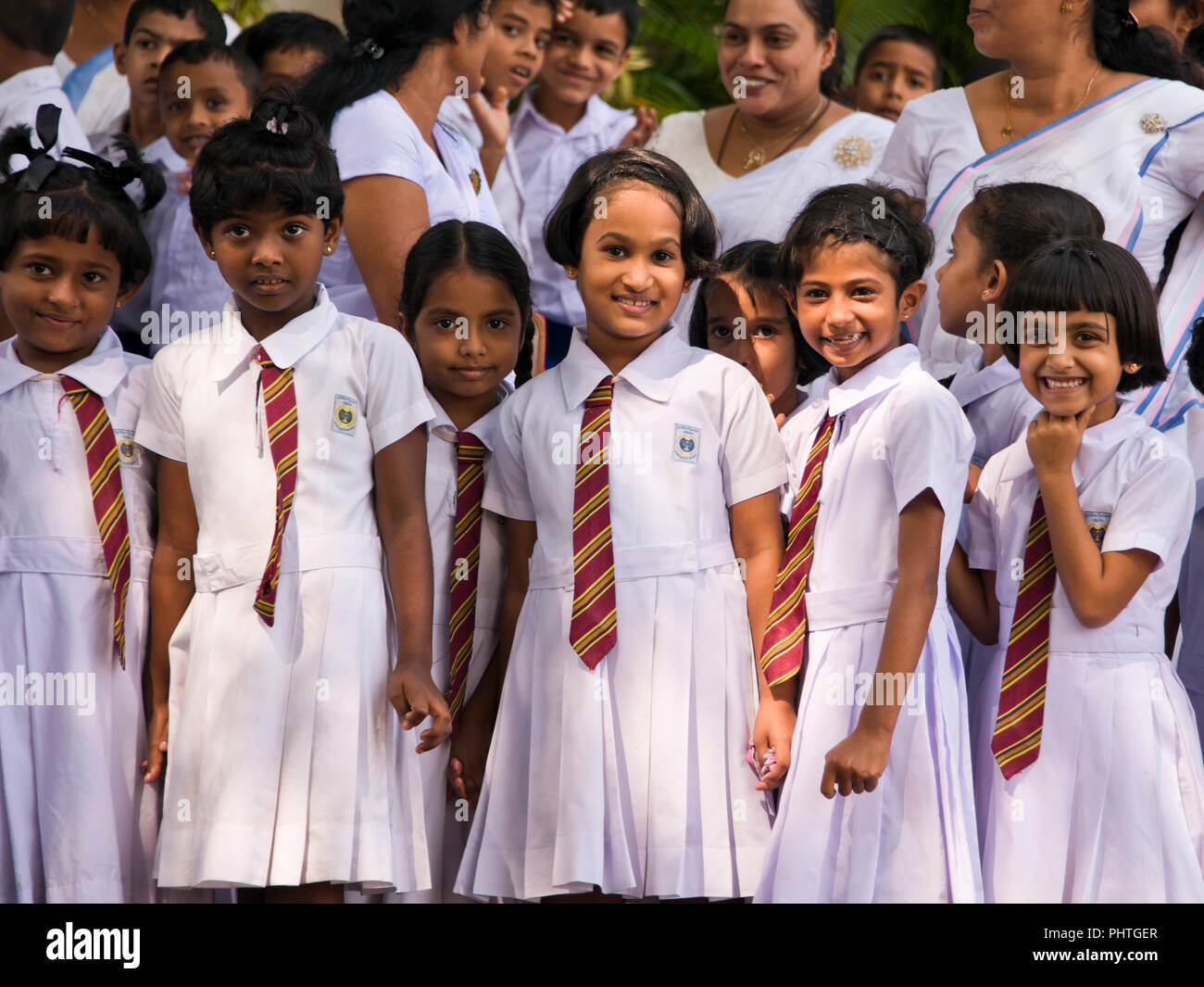 Ritratto orizzontale dei loro figli a scuola in Sri Lanka. Foto Stock