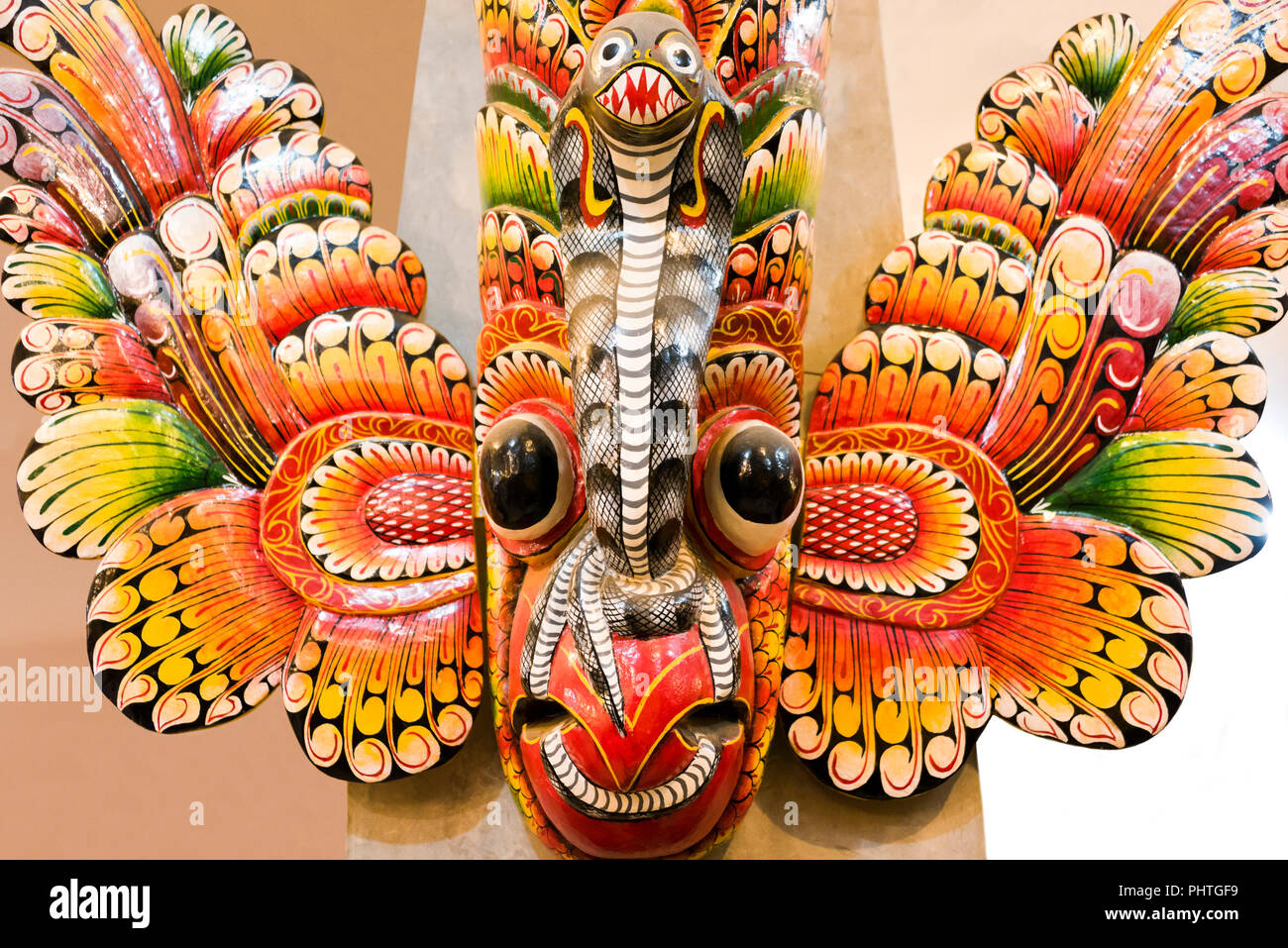 Chiudere orizzontale di tradizionale Sri Lanka maschera. Foto Stock