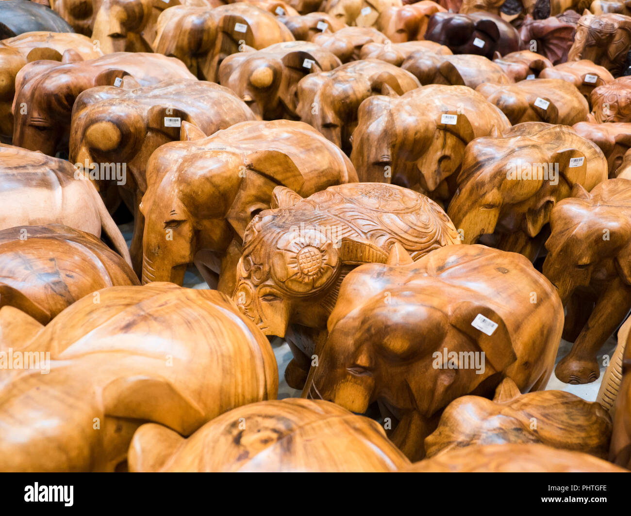 Chiudere orizzontale di elefante in legno Ornamenti per vendita in Sri Lanka. Foto Stock
