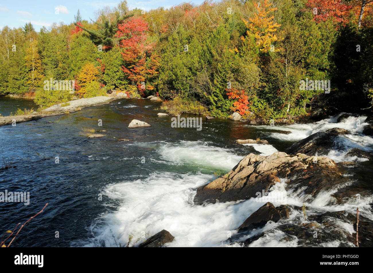 Paesaggio autunnale cascata con alberi colorati che mostra natura coloratissima scena. Paesaggio autunnale che mostra la natura scena. Foto Stock