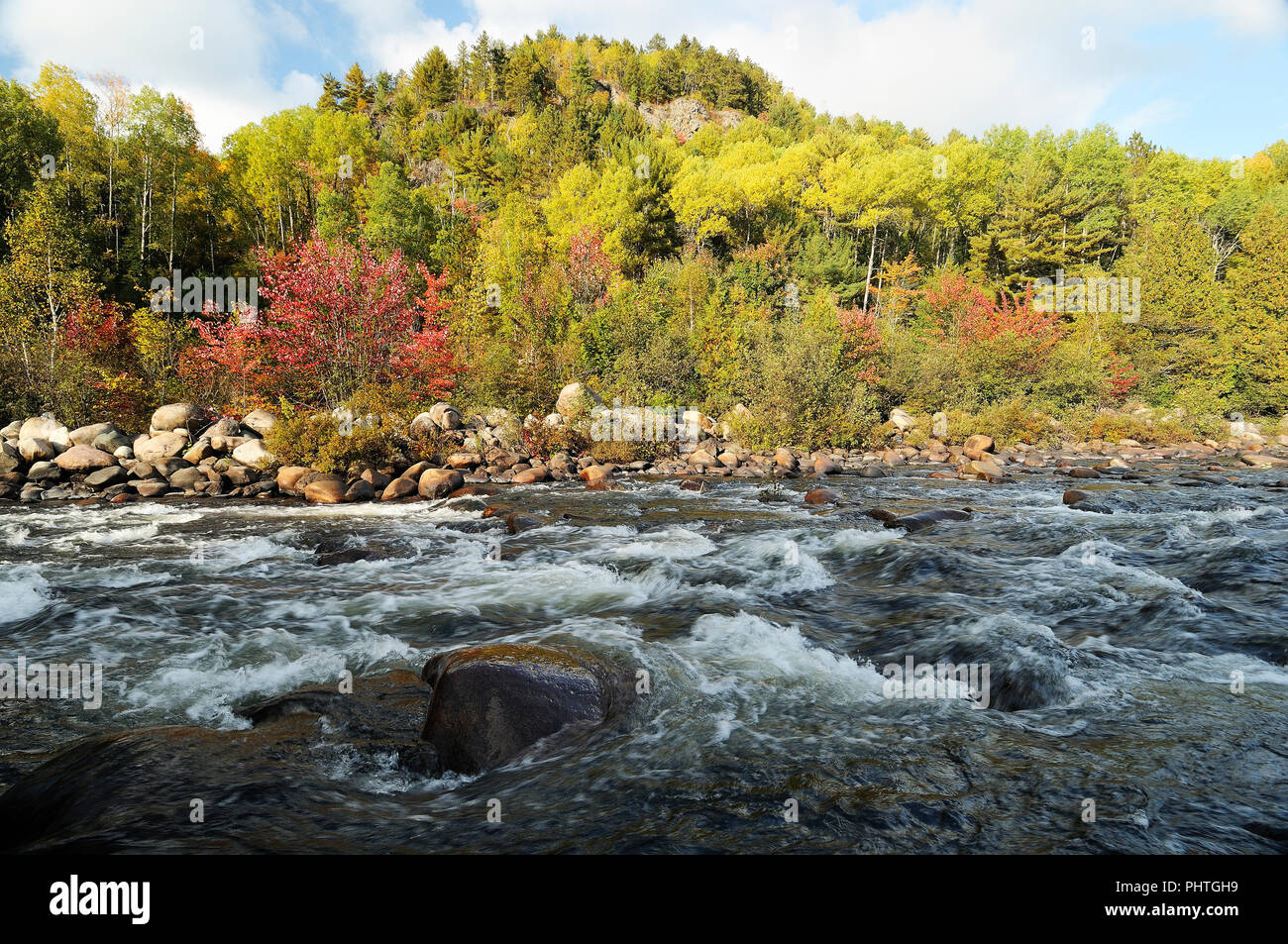 Paesaggio autunnale paesaggio che mostra natura coloratissima scena con river, acqua, cielo, nuvole.. Foto Stock