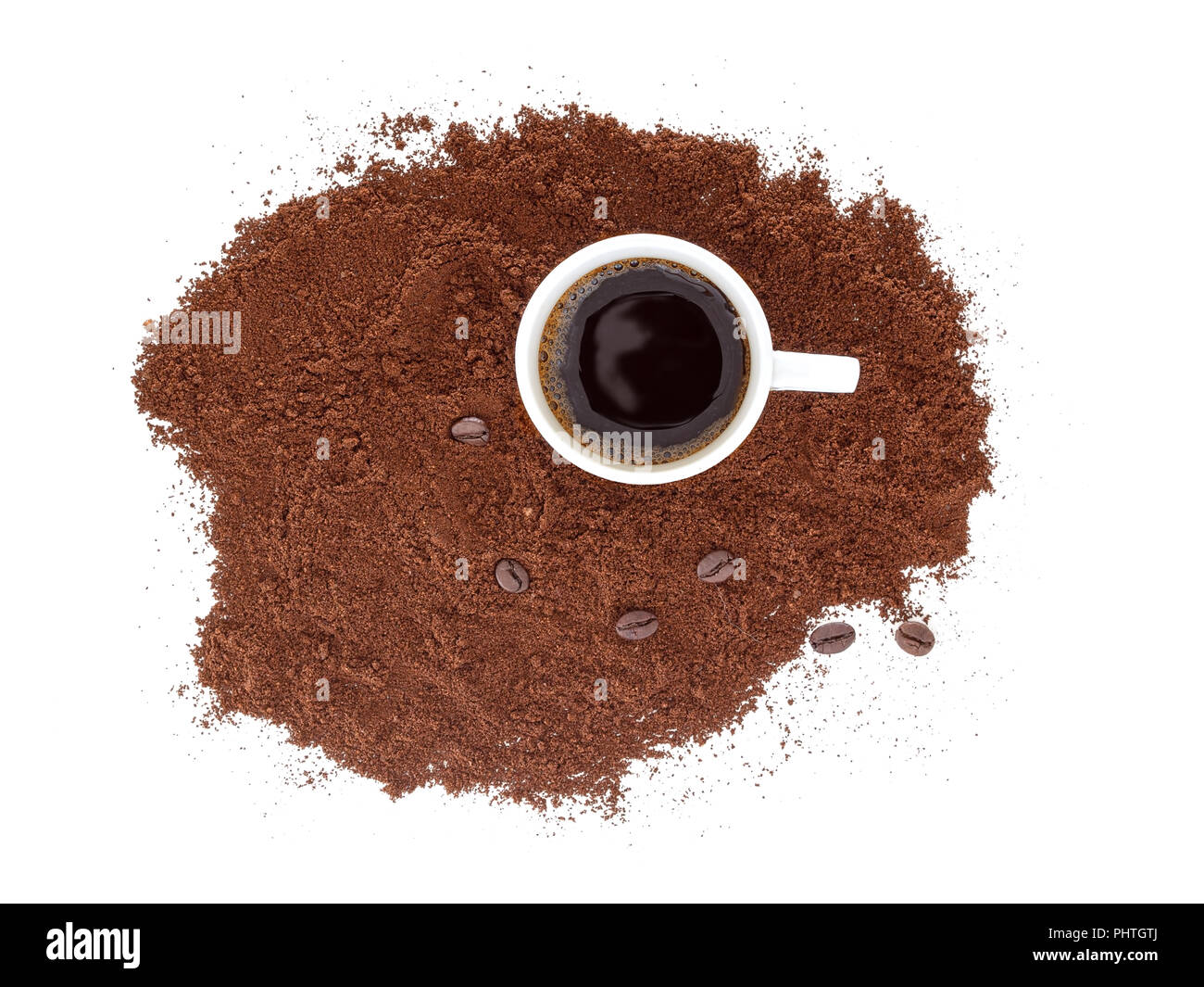 Forte, nero espresso in una tazza di bianco, con caffè appena macinato e fagioli. Isolato su sfondo bianco. Foto Stock